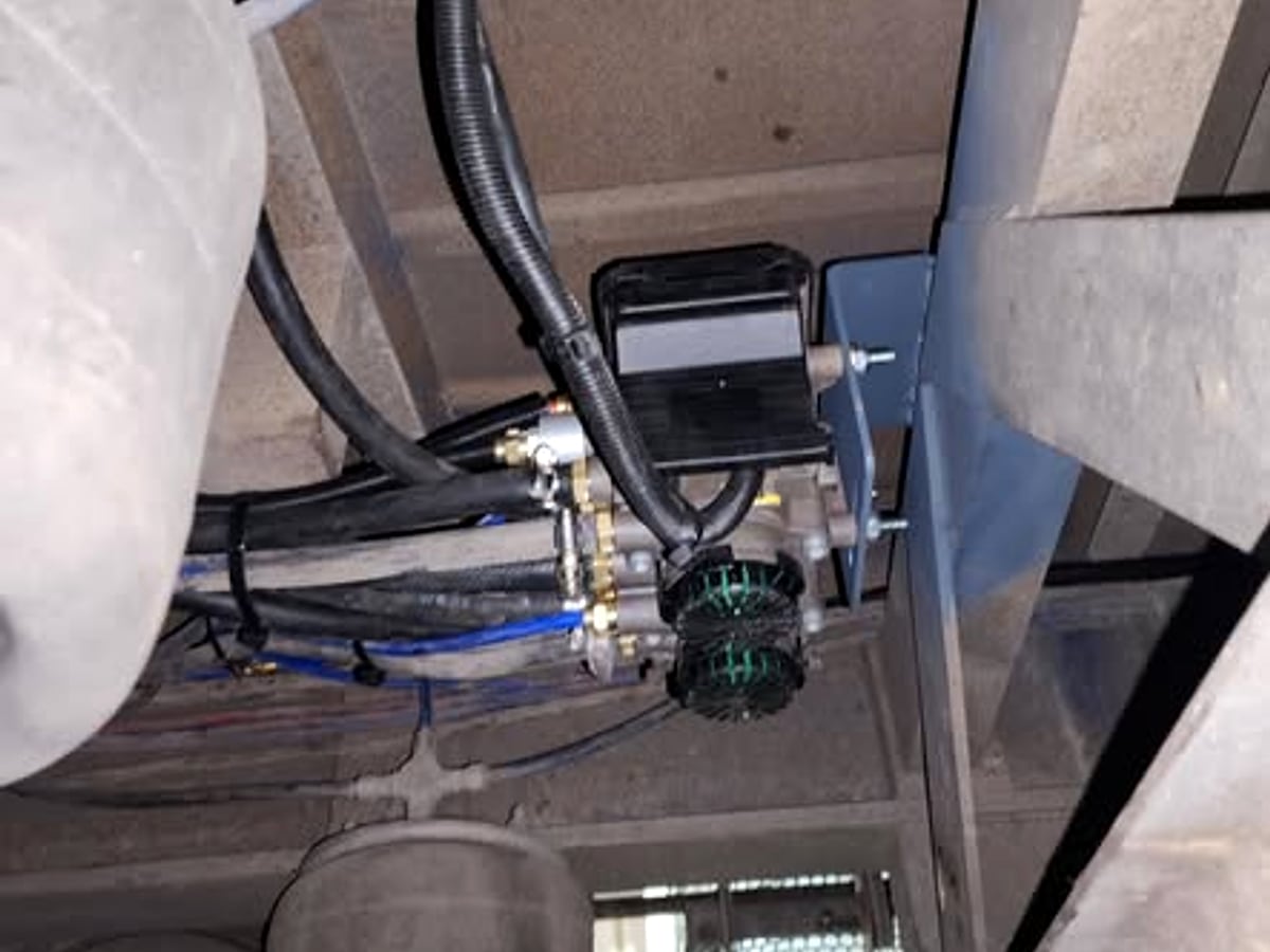 Air lines and a new EBS module installed under the trailer
